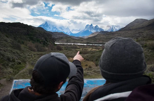 Senderistas señalando la cordillera Torres Del Paine en Backgr — Foto de Stock