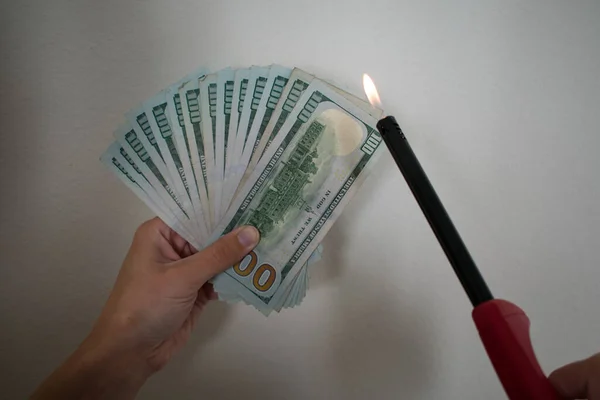 Burning Money Motívum Fanned 100 Dolláros Bankjegyek Tűzzel Lighter — Stock Fotó