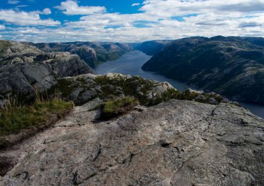 Stavanger Norveç yakınlarındaki turistle Preikestolen Dağı 'na yürüyüş yolu.