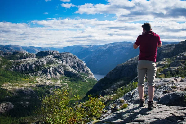 Turysta Robi Zdjęcie Fiordu Drodze Klifu Preikestolen Stavanger Norwegia — Zdjęcie stockowe