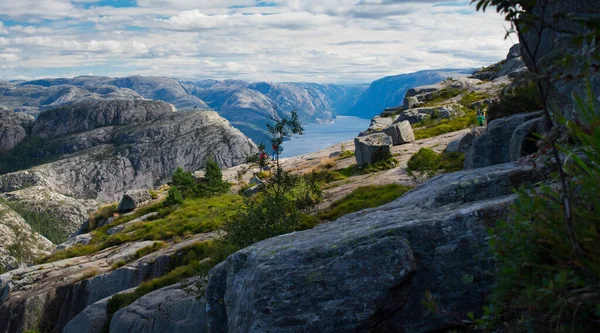 Wandelpad Naar Preikestolen Bergtop Met Toerist Bij Stavanger Noorwegen — Stockfoto