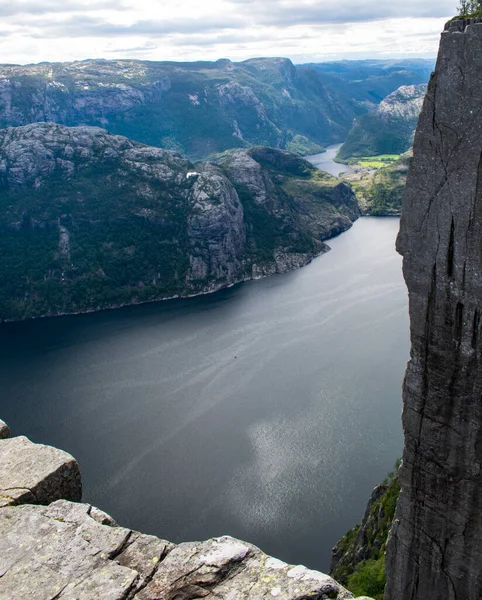 Sendero Cima Montaña Preikestolen Con Turista Cerca Stavanger Noruega — Foto de Stock
