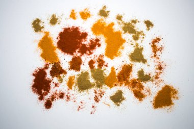 beyaz zemin üzerine baharat