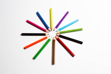 Beyaz arkaplanda renkli kalemler