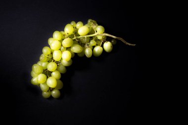 siyah arka plan üzerine üzüm