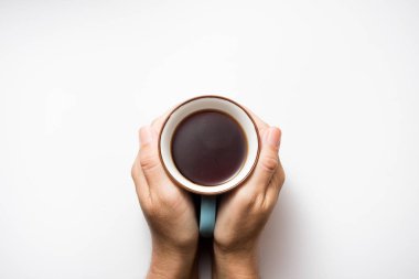 bir fincan çay içinde palmiye-beyaz arka plan üzerinde