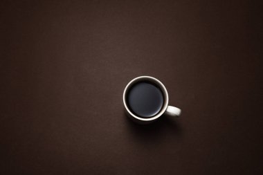 bir fincan kahve kahverengi zemin üzerinde