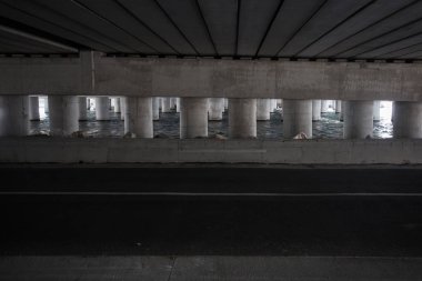 Altgeçit ve otoyol, bina