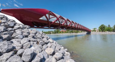 Calgary, Kanada - 28 Mayıs 2017 - modern tasarım ve popüler barış Köprüsü, Calgary, Alberta. Yaya Köprüsü Bow Nehri yayılan ve Santiago Calatrava tarafından tasarlanmıştır.