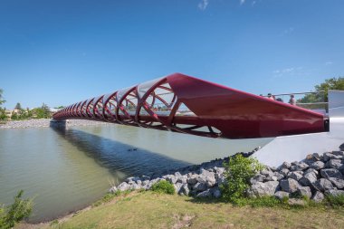 Calgary, Kanada - 28 Mayıs 2017 - modern tasarım ve popüler barış Köprüsü, Calgary, Alberta. Yaya Köprüsü Bow Nehri yayılan ve Santiago Calatrava tarafından tasarlanmıştır.