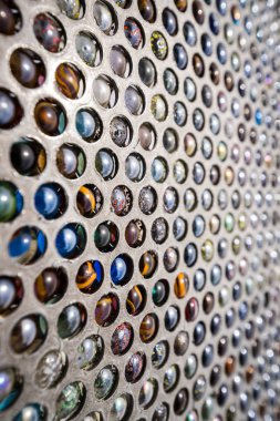 Metal bir vitrin renkli vintage cam mermerler güzel arka plan görüntü arka plan ve ön plan ana odak noktasının çevresinde dışarı bulanıklık yumuşak odak kullanımı ile