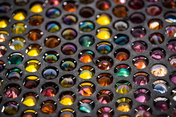 ソフト フォーカス 前景の主な焦点ポイントの周囲をぼかしの使用金属ディスプレイ ケースのカラフルなビンテージ ガラス大理石の美しい抽象的な背景画像 — ストック写真