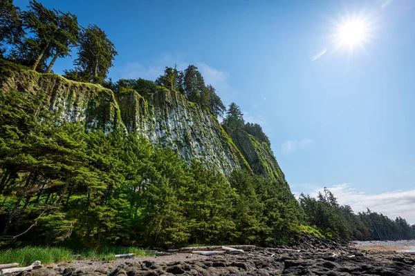 Tow Taaw Hillは カナダのブリティッシュコロンビア州ハイダ グワイ島 旧クイーン シャーロット諸島 のグラハム島の北岸にあるニコン州立公園の美しい古代の火山プラグの残骸です ストック写真