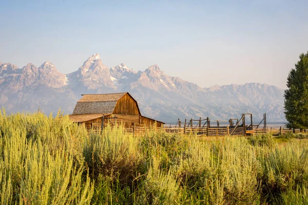 Cordillera Grand Teton Detrás Granero Rústico Madera Largo Famosa Histórica Fotos De Stock Sin Royalties Gratis