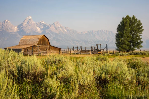 Grand Teton Οροσειρά Πίσω Από Ένα Ρουστίκ Ξύλινο Αχυρώνα Κατά — Φωτογραφία Αρχείου