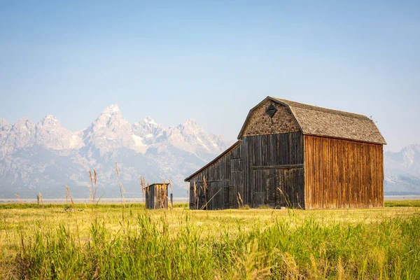 Cordillera Grand Teton Detrás Granero Rústico Madera Largo Famosa Histórica Imagen De Stock