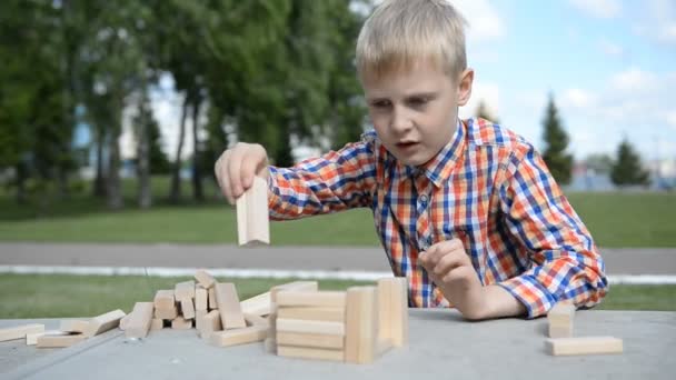 Kleiner Blonder Junge Teenager Spielt Holzwürfeln Sommerpark — Stockvideo