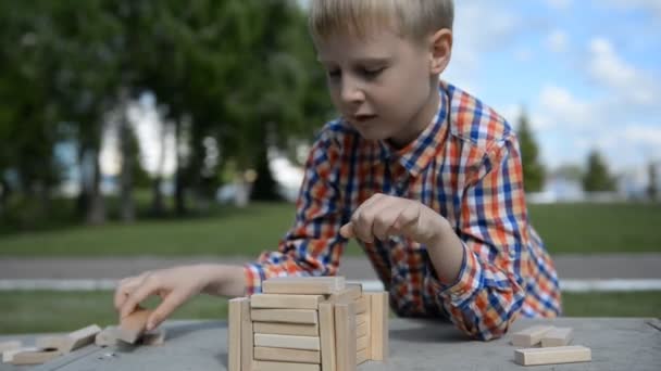 Petit Garçon Blond Adolescent Joue Cubes Bois Dans Parc Été — Video