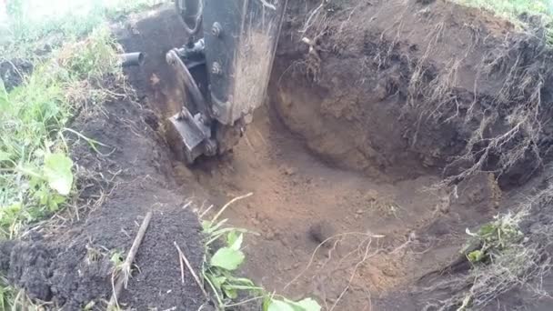 Excavator bucket close-up. Excavator digs trench, pit — Stock Footage Excavator Bucket Close Excavator Digs Trench Pit Stock Footage