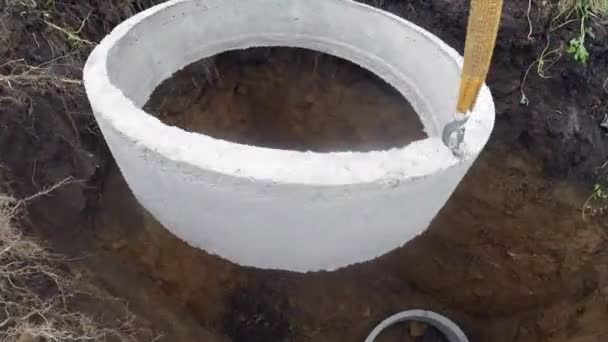 Instalación Anillos Hormigón Armado Por Excavadora Una Zanja Sistema Alcantarillado — Vídeo de stock