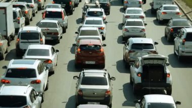 Ufa - Temmuz 18: Araba trafik sıkışıklığı karayolu üzerinde. Sıcak bir yaz günü üzerinde 01 Temmuz 2018, Ufa, Rusya 