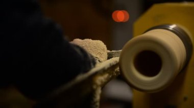 Wood, torna tesviye çalışmalarını yakın çekim. El yapımı yapım merkezlerinde torna 