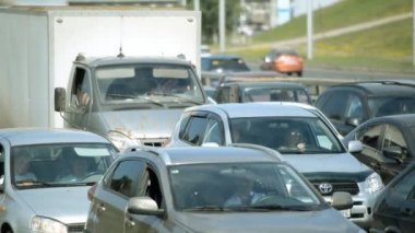 Ufa - Temmuz 18: Araba trafik sıkışıklığı karayolu üzerinde. Sıcak bir yaz günü üzerinde 01 Temmuz 2018, Ufa, Rusya 