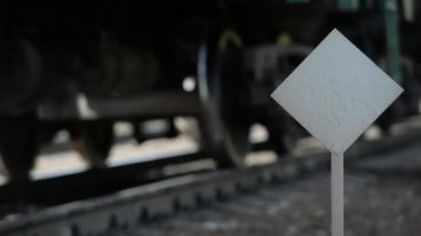 Bir yük treninin tekerlekli bir çift (tekerlekli arabası) yakın çekimi