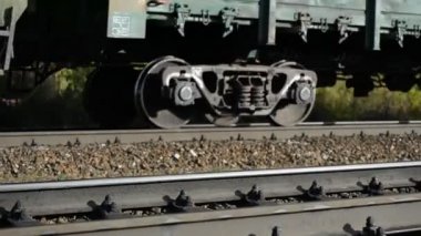 Bir yük treninin tekerlekli bir çift (tekerlekli arabası) yakın çekimi