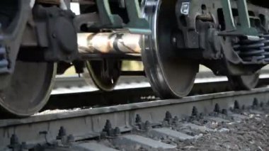 Bir yük treninin tekerlekli bir çift (tekerlekli arabası) yakın çekimi