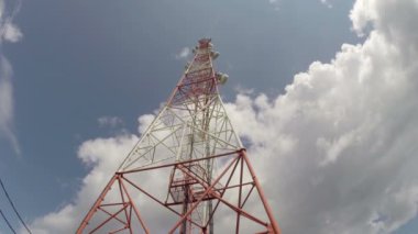 Telekomünikasyon kule tekrarlayıcı bir bulut, arka plan üzerinde ile yakın çekim