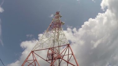 Telekomünikasyon kule tekrarlayıcı bir bulut, arka plan üzerinde ile yakın çekim