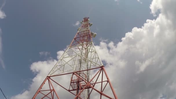 Tour Télécommunication Avec Répéteurs Sur Fond Nuage Gros Plan — Video