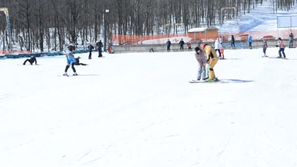 Ishimbay Russland März Skifahren Skifahren Snowboarden Shikhan Komplex Toratau März — Stockvideo