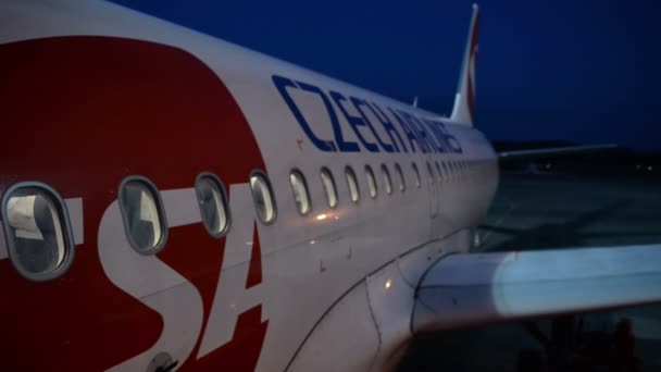 Уфа Россия Атр Пассажирские Самолеты Czech Airlines Платформе Ночного Аэропорта — стоковое видео