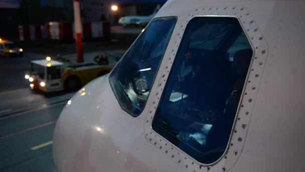 Aviones Pasajeros Plataforma Del Aeropuerto Nocturno Primer Plano — Vídeo de stock