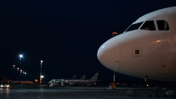 Aviones Pasajeros Plataforma Del Aeropuerto Nocturno Primer Plano — Vídeo de stock