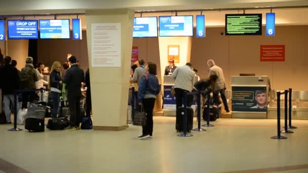 Ufa Rússia Apr Passageiros Check Aeroporto Abril 2016 Ufa Rússia — Vídeo de Stock
