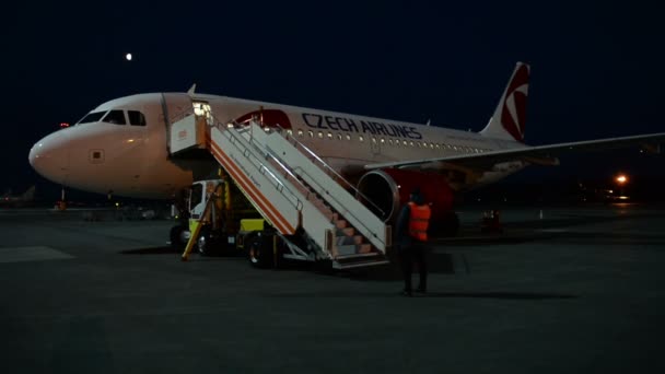 Ufa Ryssland Apr Czech Airlines Passagerarflygplan Plattformen Natt Flygplatsen Nära — Stockvideo