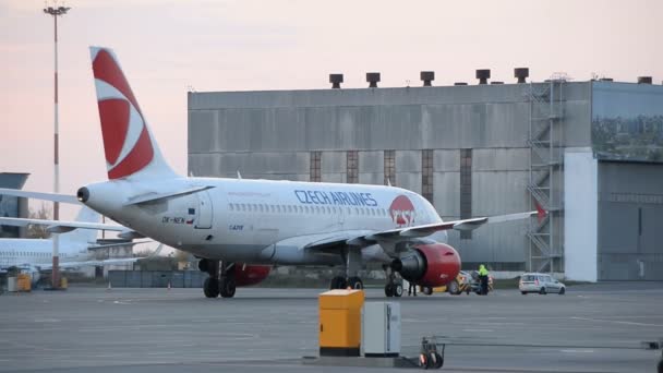 Ufa Rusko Duben Letadla Českých Aerolinií Cestující Nástupišti Noční Letiště — Stock video