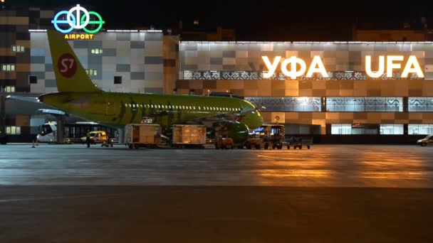 俄罗斯乌法 客机在夜间机场的站台上 乌普四4月21日4月24日在乌法 俄罗斯 — 图库视频影像