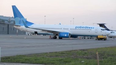 Ufa, Rusya Federasyonu - Nisan 16: Pobeda uçak üzerinde 24 Nisan 2016 Havaalanı, Ufa, Rusya 