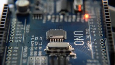 Ufa, Rusya - 2 Ocak 2019: eğitim geliştirme programlama için Arduino Uno Pcb kurulu mikroişlemci. Yakın çekim 