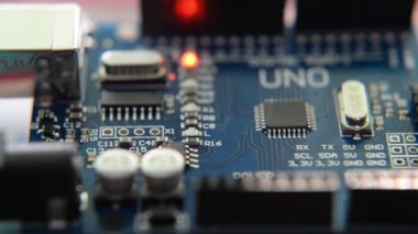 Ufa, Rusya - 2 Ocak 2019: eğitim geliştirme programlama için Arduino Uno Pcb kurulu mikroişlemci. Yakın çekim 