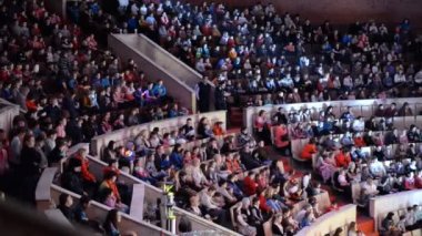 Ufa, Rusya - 29 Aralık 2014: Ufa sirkinde performans. Sanatçılar, akrobatlar, hayvanlar ve seyirci standları