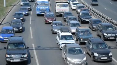 Ufa - Temmuz 18: Araba trafik sıkışıklığı karayolu üzerinde. Sıcak bir yaz günü üzerinde 01 Temmuz 2018, Ufa, Rusya