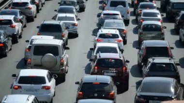 Ufa - Temmuz 18: Araba trafik sıkışıklığı karayolu üzerinde. Sıcak bir yaz günü üzerinde 01 Temmuz 2018, Ufa, Rusya