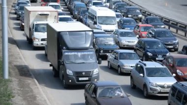 Ufa - Temmuz 18: Araba trafik sıkışıklığı karayolu üzerinde. Sıcak bir yaz günü üzerinde 01 Temmuz 2018, Ufa, Rusya