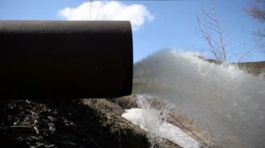 Fırtına suyu akıntısı ile siyah bir fırtına drenaj borusu yerel su masasına akan bir dökülme içine akan