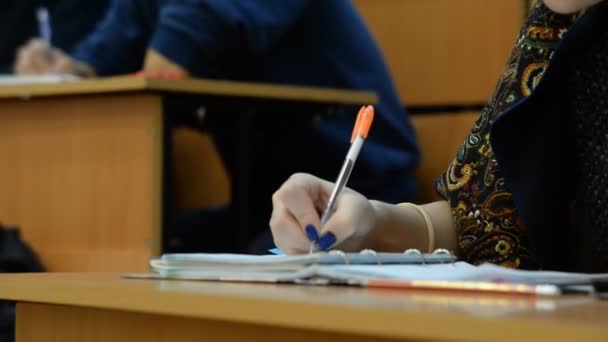 Estudiantes Universidad Escuela Aula Cuadernos Bolígrafos Manos Cerca — Vídeos de Stock